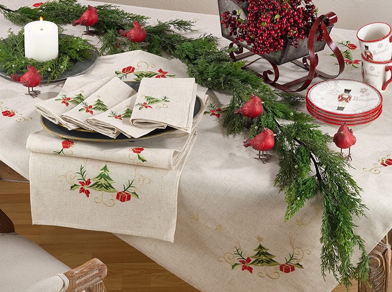 Saro Lifestyle Embroidered Christmas Tree Linen Blend Napkin (Set of 4) $21.99