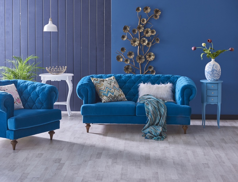 Use complementary hues with jewel tones in daring blue shades for your living room. 